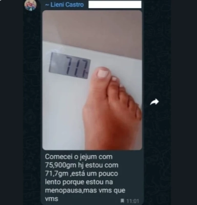 Balança digital mostrando redução de 4kg registrada durante o método